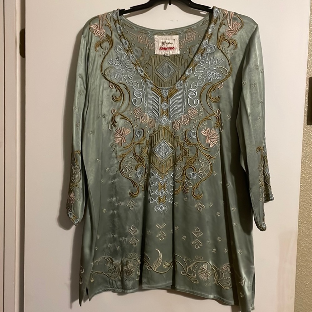 Beautiful piece from Johnny Was collection. Beige and rosé embroidered accents